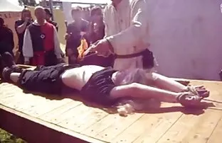 XXX બે સોનેરી બ્યૂટીઝ દ્વારા fucked એક વ્યક્તિ