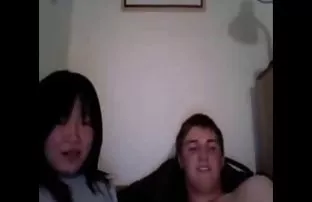 XXX વ્યક્તિ બે છોકરીઓ ઘૂંટણ માં