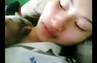 XXX રશિયન Masturbates ભોસ ચુત શેરી પર