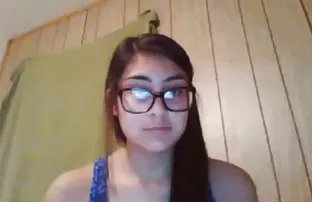 XXX શેરી પર dork Fucks સોનેરી વાળ હજામત કરેલું ભોસ ચુત