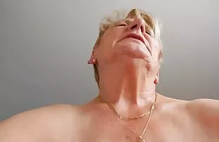 XXX સાથે રમે છે તેના Clit યુવાન સુંદરતા અને તે licks