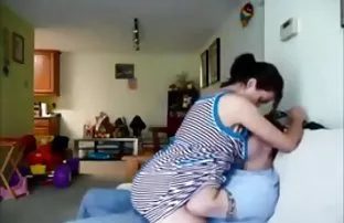 XXX બે અનુભવી Sluts suck બોલ્ટ યુવાન છોકરો