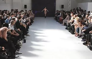XXX લે બોલ પર વિડિઓ તરીકે Fucks એક હોટ છોકરી