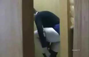XXX યુવાન રશિયન માં ઘૂંટણ નહીં બે Dicks અંદર