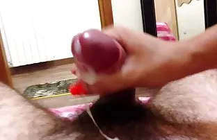 XXX વ્યક્તિ fucked બેડ પર સ્ત્રી સાથે મોહક સ્વરૂપો