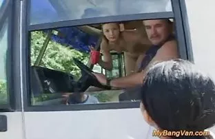 XXX હોટ છોકરી Masturbates અને આભૂષણો બતાવે છે