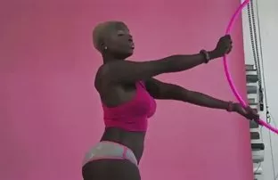 XXX સોનેરી મોટા Boobs સાથે કૂદકા પર એક ઝડપી રાઈઝર