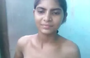 XXX નગ્ન રશિયન છોકરીઓ દર્શાવતા સામે વેબકેમ