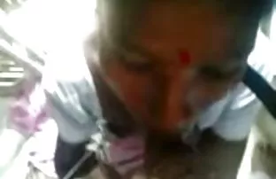 XXX મોટા બોબલા વાળી મહિલા રશિયન બ્યૂટી બતાવે છે boobies