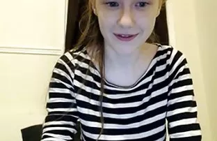XXX વૈભવી રાંડ Masturbates ઘૂંટણ માં