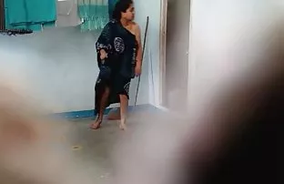XXX ઘટાડો જિન્સ અને દાખલ હાથ ગાંડ